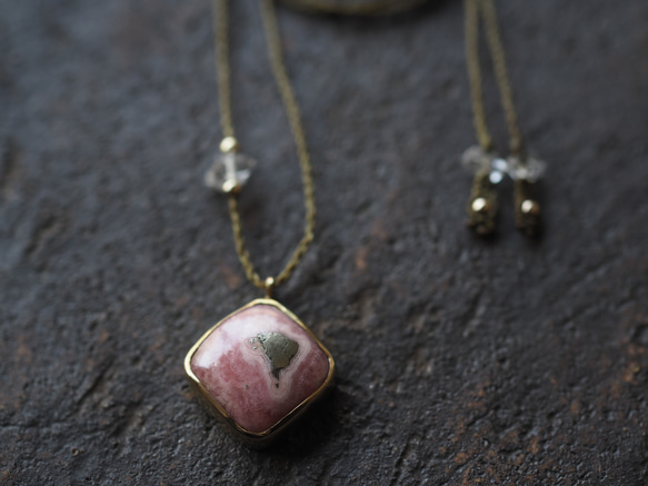 pyrite in rhodochrosite brass necklace (hanamushiro) 7枚目の画像