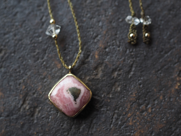 pyrite in rhodochrosite brass necklace (hanamushiro) 2枚目の画像