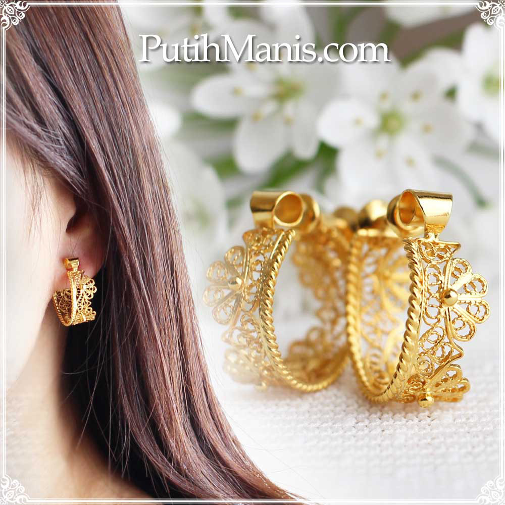 スカラップレースのフープイヤリング・ゴールド｜銀線細工を生かしたフリルのレースデザイン [e-20-g]