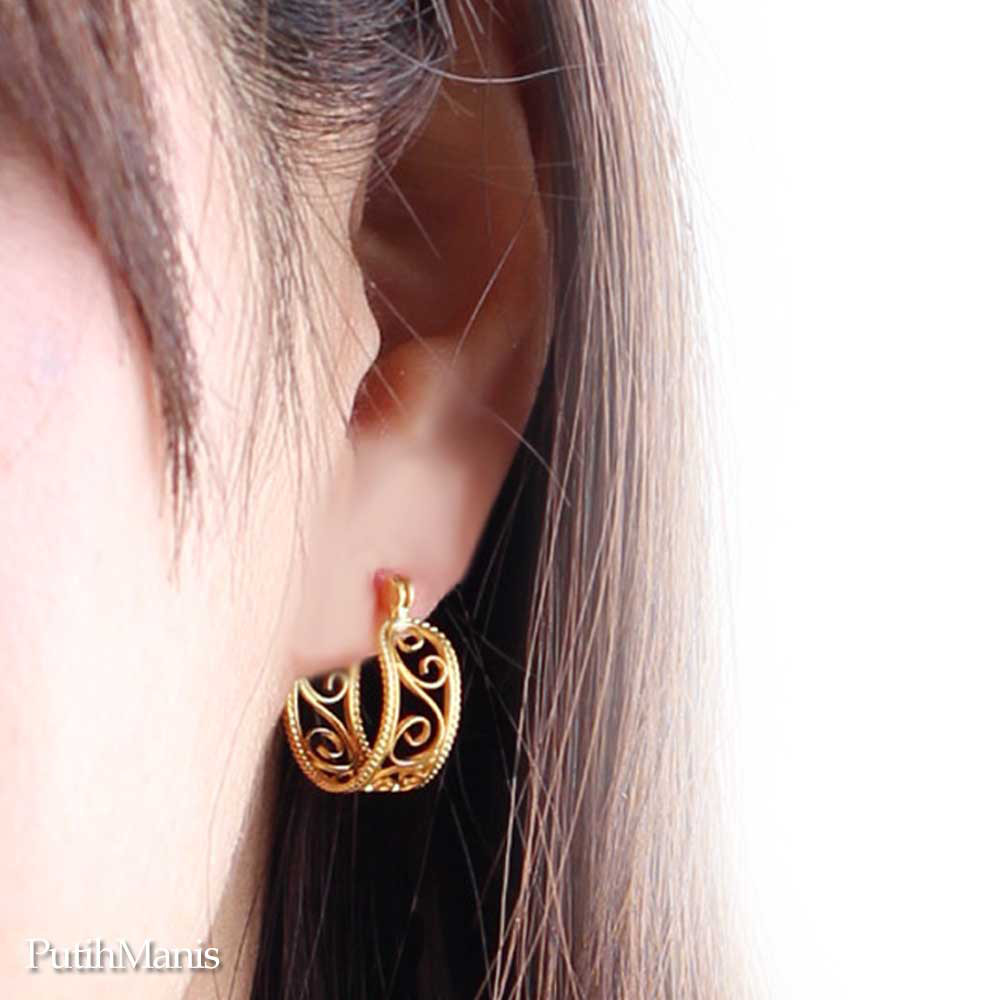 透かしの百合文様のフープピアス｜銀線細工でデザインしたアラベスク模様・K24GPK18GP [p-18-g]