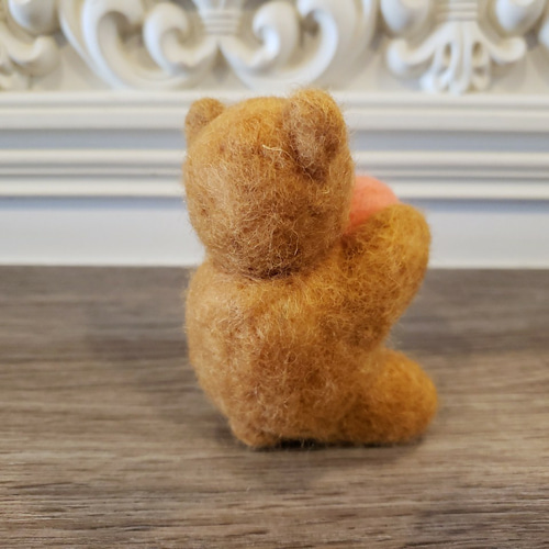 羊毛フェルト 置物 クマさん 大好きなリンゴを持つクマちゃん