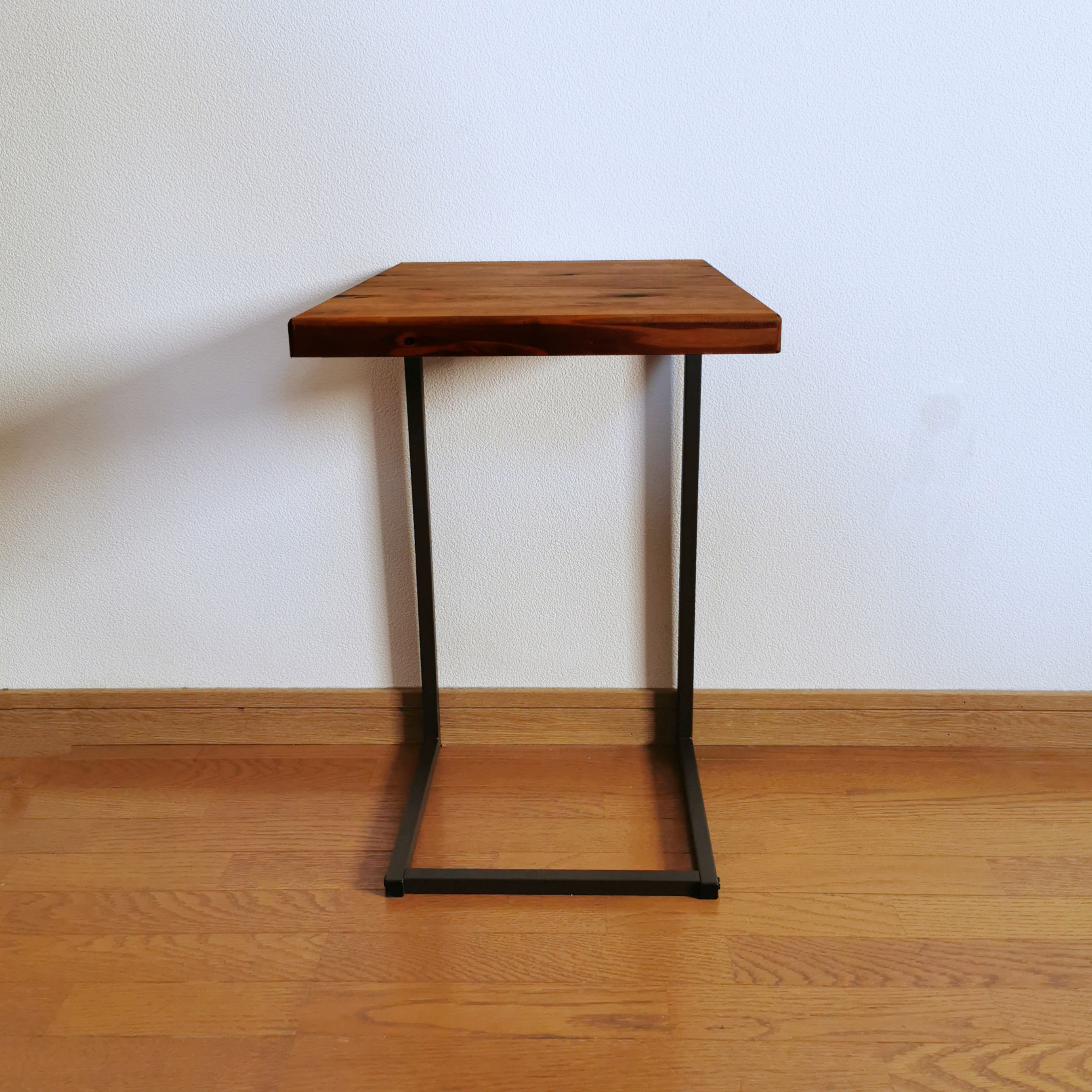 無垢材とアイアンの軽量サイドテーブル / ブラウン / 45×30×53cm/ 完成品 / 父の日 / シェルフ