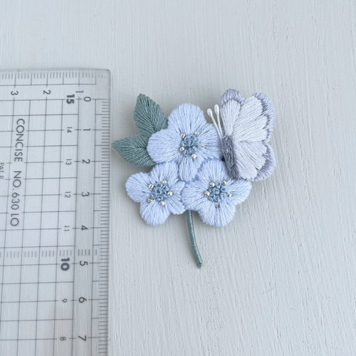 受注制作］花にとまる蝶の刺繍ブローチ＊水色×白 ブローチ capriccio