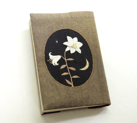 【受注製作】手刺繍のブックカバー『月夜の歌』 1枚目の画像