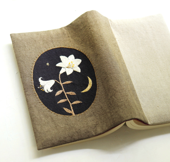 【受注製作】手刺繍のブックカバー『月夜の歌』 2枚目の画像