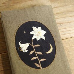 【受注製作】手刺繍のブックカバー『月夜の歌』 3枚目の画像
