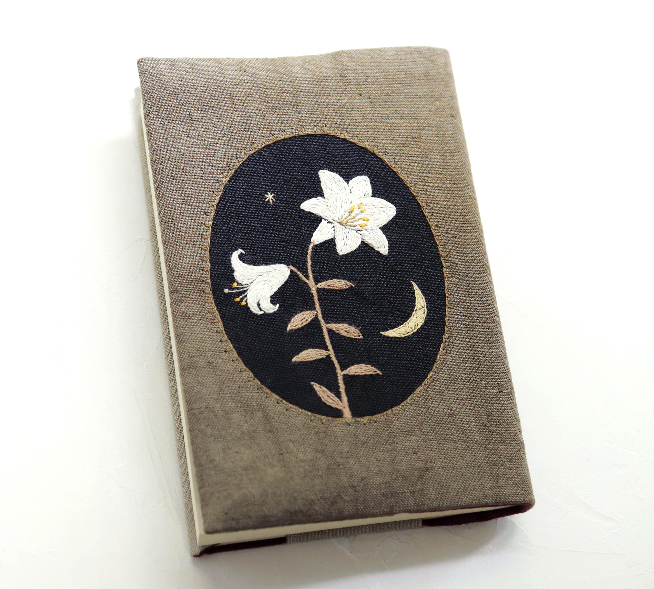 【受注製作】手刺繍のブックカバー『月夜の歌』