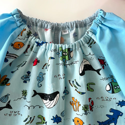 袖色選べる　長袖90-120cm キッズスモック 手描きさかな柄　魚　男の子 かっこいい　掛け紐付き　半袖も対応　サメ 2枚目の画像