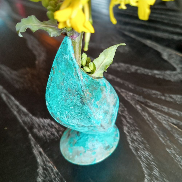 小さな一輪挿し花器　ブロンズ製「造形b緑青」 1枚目の画像