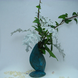 小さな一輪挿し花器　ブロンズ製「造形b緑青」 5枚目の画像