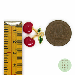 【再販】ぷっくりとした真っ赤なさくらんぼの半立体エナメルチャーム（チェリー/ゴールド）2個セット #CE-0187 4枚目の画像