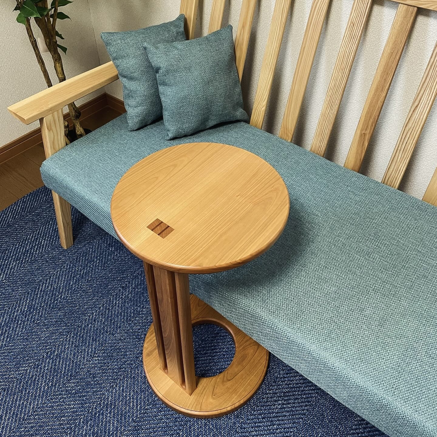 無垢サクラのシンプルでオシャレな丸いサイドテーブル・コーヒーテーブル♪