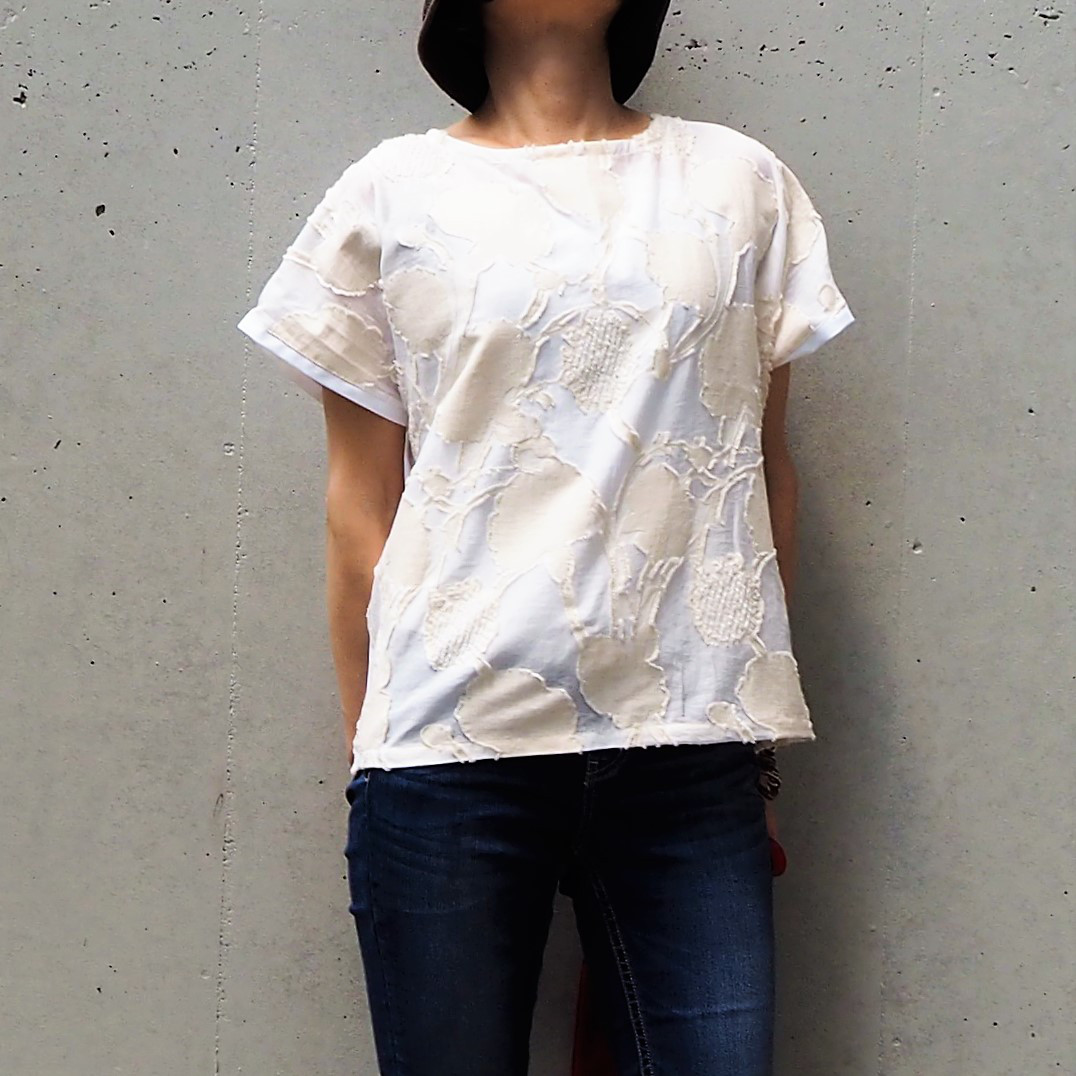 『期間限定送料』北欧　お花柄　ゴブラン織オフシロ　透かし彫り　イタリア製コットンストレッチ　ゆったり肩落ち　ブラウス 5,175円