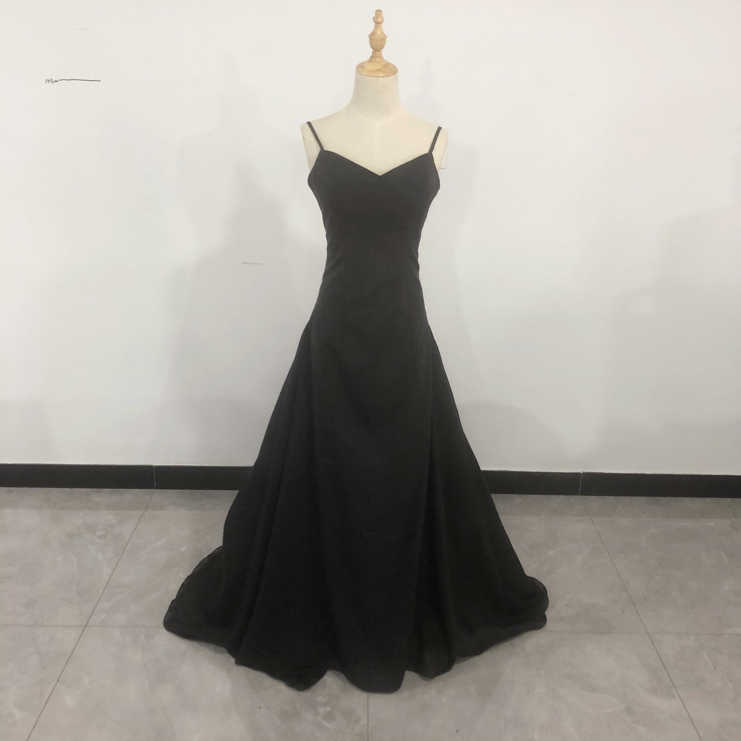 雅やか 黒カラードレス 背中見せ 短トレーン Vネック お呼ばれ 二次会