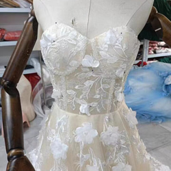 新品在庫処理！ウエディングドレス　高級刺繍　ベアトップ　トレーンタイプ 2枚目の画像