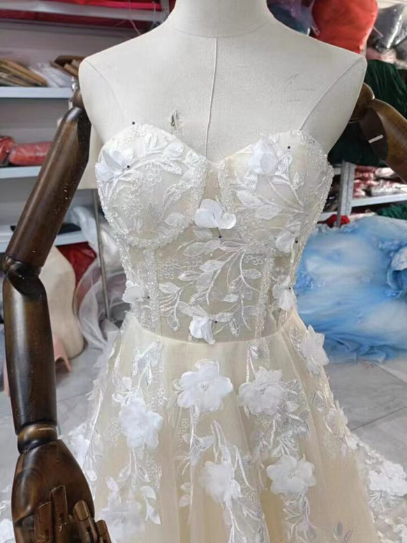 新品在庫処理！ウエディングドレス　高級刺繍　ベアトップ　トレーンタイプ 2枚目の画像