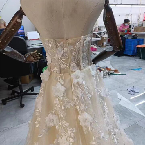 新品在庫処理！ウエディングドレス 高級刺繍 ベアトップ トレーン  