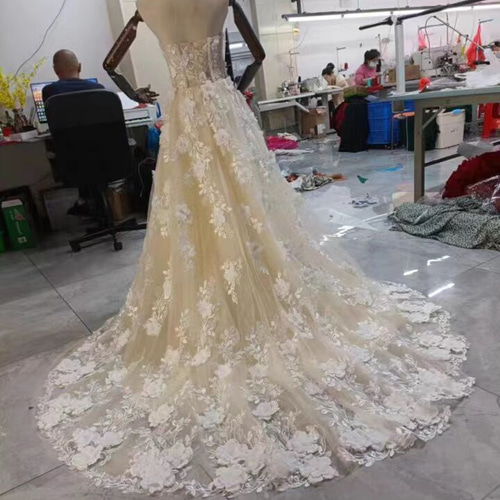 新品在庫処理！ウエディングドレス 高級刺繍 ベアトップ トレーン  