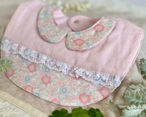 選べるイニシャル刺繍】フリルスタイ（丸襟×ベビーピンク） スタイ