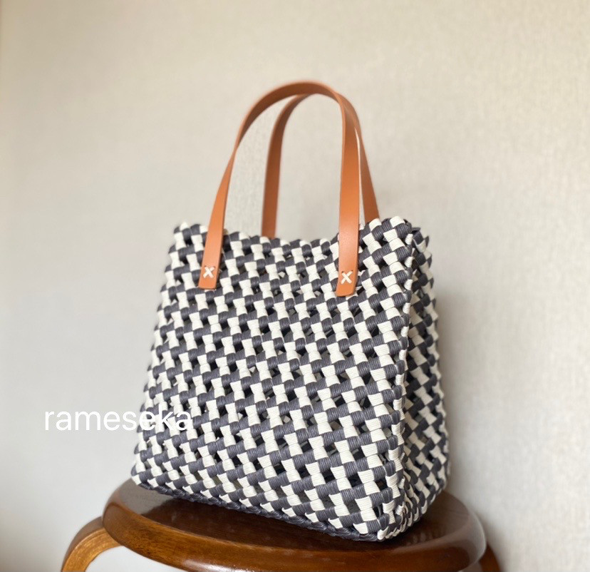 マチたっぷりのスクエアバッグ　お色選べます！