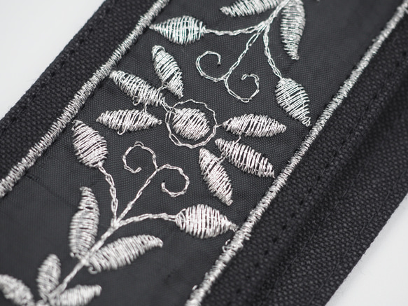 フランステープ　シルバー刺繍の帆布ギターストラップ 4枚目の画像
