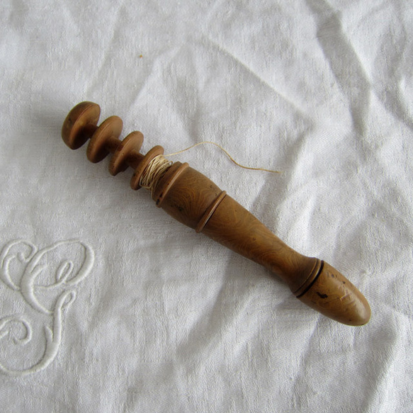 木製ボビン針ケース裁縫道具ニードル フランス アンティーク 2枚目の画像