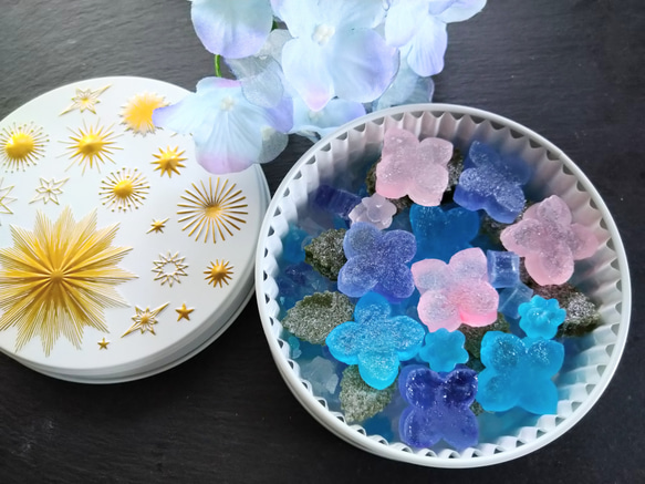 『紫陽花ハンドメイド2024』『ネオ和菓子』紫陽花の琥珀糖　和菓子、可愛い缶にお入れします！ 1枚目の画像