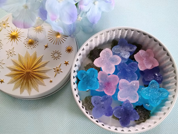 『紫陽花ハンドメイド2024』『ネオ和菓子』紫陽花の琥珀糖　和菓子、可愛い缶にお入れします！ 3枚目の画像