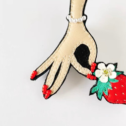 苺と手　レザー＆ビーズ刺繍　赤の差し色　大人可愛いハンドメイドブローチ 4枚目の画像