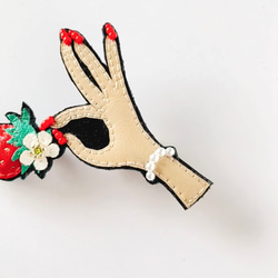 苺と手　レザー＆ビーズ刺繍　赤の差し色　大人可愛いハンドメイドブローチ 3枚目の画像