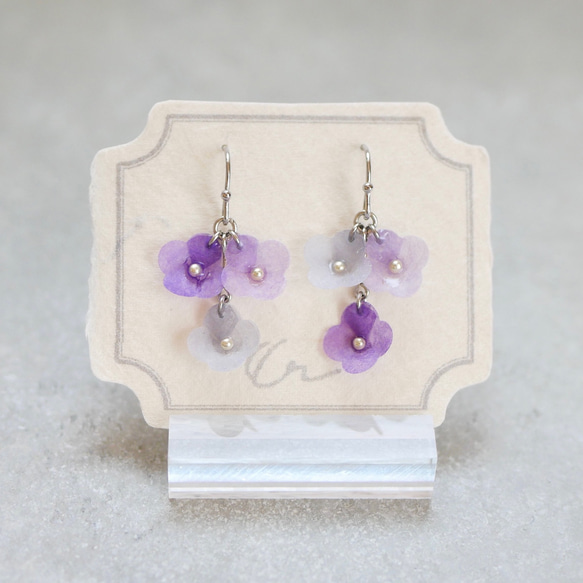 和紙の花「小さな花畑」紫・うす紫・うす青　イヤリング／ピアス 1枚目の画像