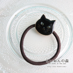 【受注生産】ウルウルおめめの猫ヘアゴム（クロネコさん）螺鈿風・ブラック・黒猫 1枚目の画像