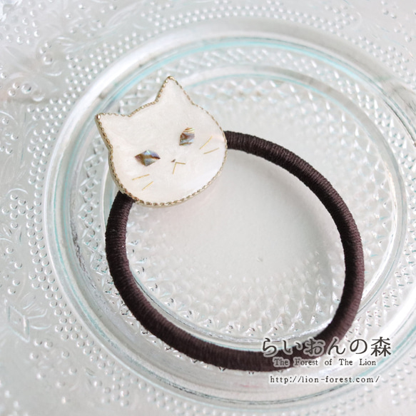 【受注生産】ウルウルおめめの猫ヘアゴム（シロネコさん）螺鈿風・パールホワイト・白猫 1枚目の画像
