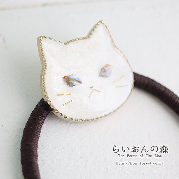 【受注生産】ウルウルおめめの猫ヘアゴム（シロネコさん）螺鈿風・パールホワイト・白猫 3枚目の画像