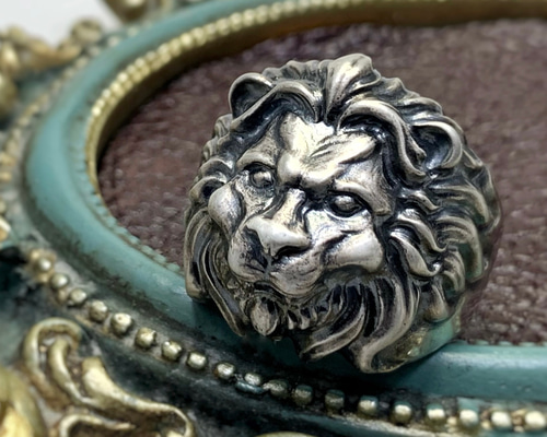 ライオンデザインリング 青紫ストーン付き b465a3325c99aa1cd39baad49b285b