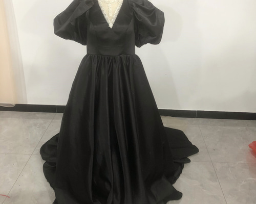 雅やか 黒 カラードレス Vネック 姫袖 美しいバックレース 華やかな  