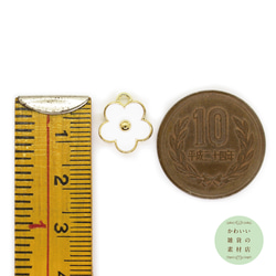 白いキュートな5弁の小花のエナメルチャーム（フラワー/ゴールド）9個セット #CE-0188 4枚目の画像