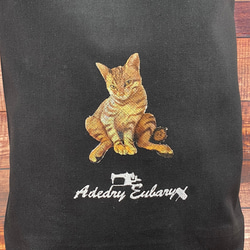 【期間限定セール！】おやじ座り猫 グラフィックフォト刺繍 A4サイズ トートバッグ ＜ブラック＞ 2枚目の画像
