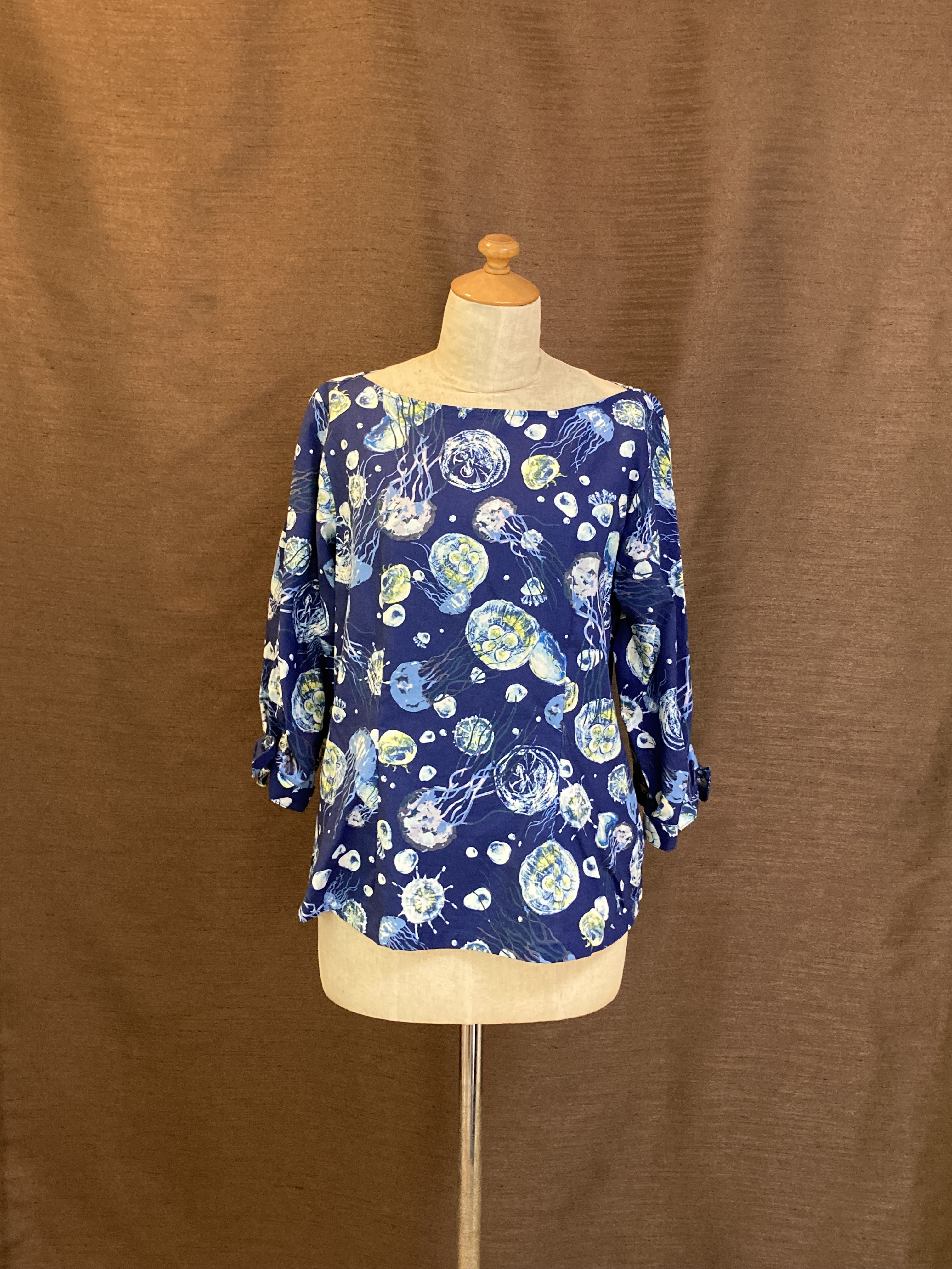 クラゲの涼し気なブラウス