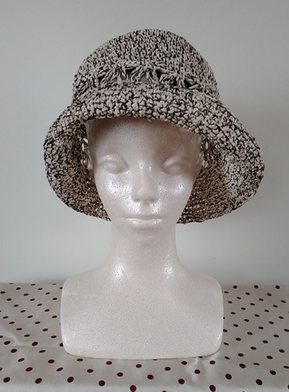 ちょっと大きめ、透かしライン入りの夏用帽子！和紙テープヤーンとアイロンで硬化する糸、2本取りで編んでいます～～！ 7枚目の画像
