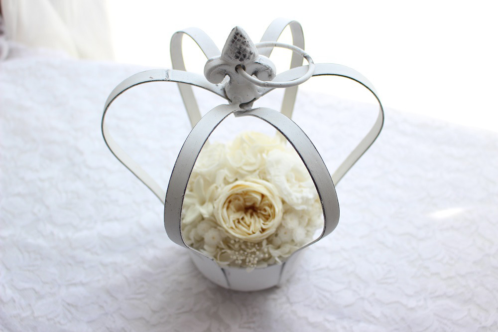 受付に誕生日に　クラウンアレンジ白　結婚　お祝い　記念日　王冠　プリザ　お礼　プリザーブドフラワー　枯れない【数量限定】