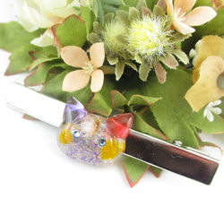 ドキドキニャンコは、クォーツをネコ目で眺めているけれど、とくに深くは考えていません。<創作ヘアクリップ>HC014 1枚目の画像