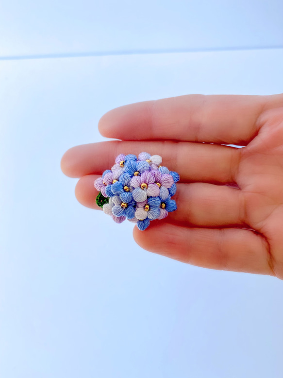 刺繍糸で編んだ紫陽花ブローチ 9枚目の画像