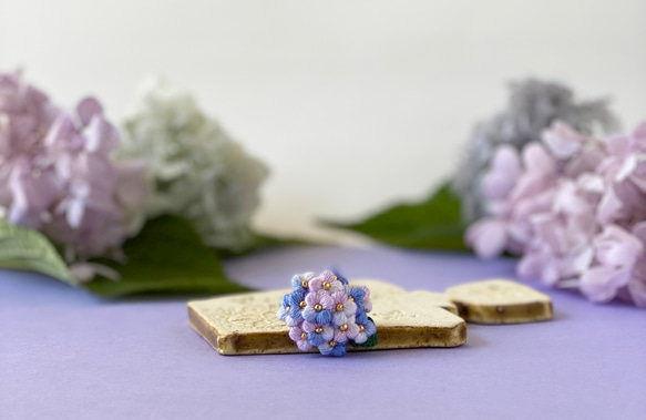 刺繍糸で編んだ紫陽花ブローチ 1枚目の画像