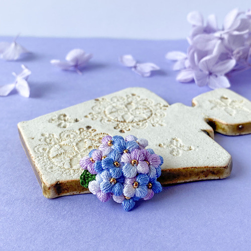刺繍糸で編んだ紫陽花ブローチ ブローチ 三日月0414 通販 13998783