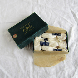 DMC刺繍糸9本ホワイト箱付フランスアンティーク 1枚目の画像