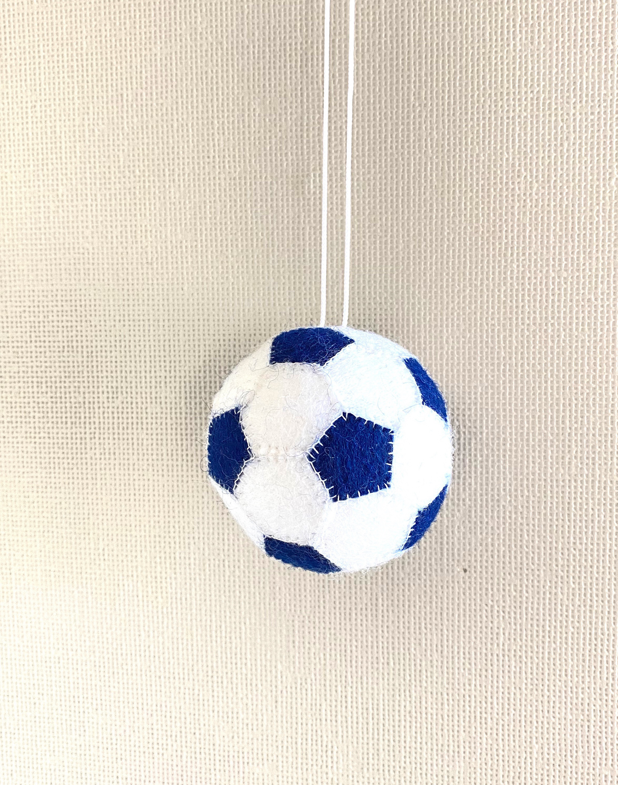フェルトのサッカーボールストラップの作り方 - YouTube