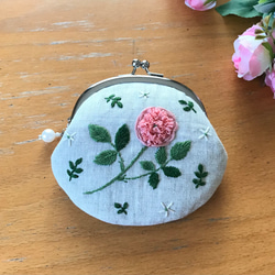 ローズピンクのバラ　　手刺繍　リネンのがま口　 1枚目の画像