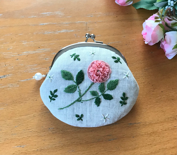 ローズピンクのバラ　　手刺繍　リネンのがま口　 1枚目の画像