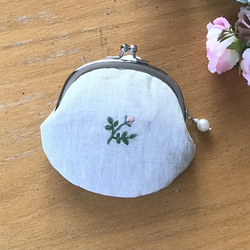 ローズピンクのバラ　　手刺繍　リネンのがま口　 2枚目の画像